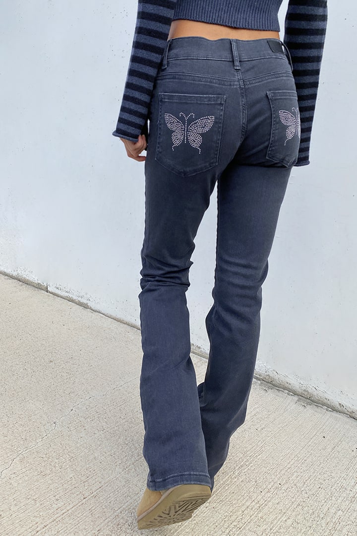 Jeans flare con farfalla strass