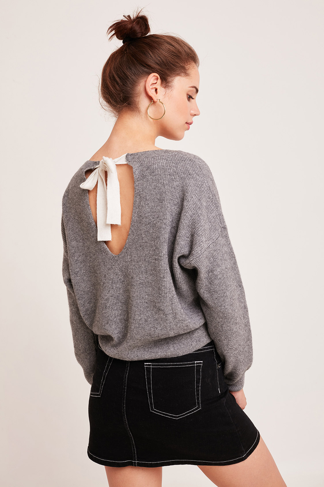 Back bow sweater